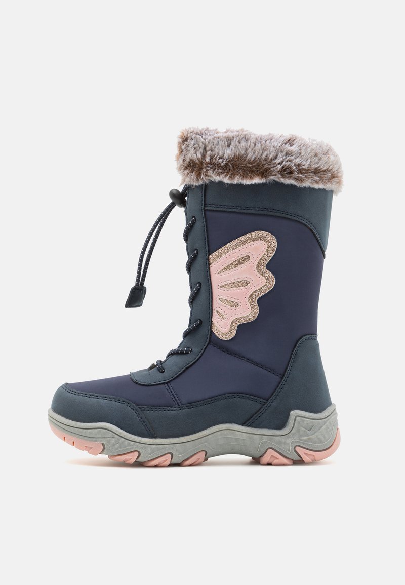 Bota impermeable de color navy con un cuello de piel sintética, diseño de alas en glitter rosa y una suela de goma gris con un patrón de agarre texturizado.