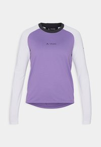 Lila långärmad topp med vita ärmar, rund svart krage, texturerad tyg och Vaude-logotyp på bröstet. Atletisk passform.