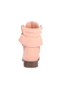 Botín rosa con material de ante, con un cuello doblado y cremallera lateral. Parte trasera texturizada con un tacón marrón para mayor estabilidad.
