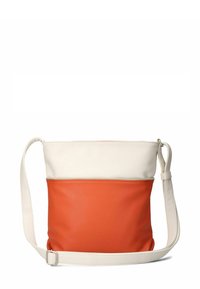 Borsa in pelle arancione con texture, con sezione superiore bianca e tracolla regolabile. Presenta una cerniera e una forma morbida e strutturata.