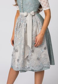 Himmelblaues und silbernes besticktes Kleid mit tailliertem Oberteil und fließendem Rock. Es verfügt über einen Satin-Gürtel und Blumenmuster auf transparenter Stoff.