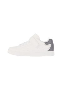 Sneaker in pelle bianca con design perforato, strap in velcro e dettaglio grigio sul tallone. Suola piatta in gomma. Parte anteriore con lace per una vestibilità regolabile.