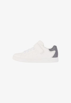 Weiße Ledersneaker mit durchbrochenem Design, Klettverschluss und grauem Akzent an der Ferse. Flache Gummisohle. Schnürung an der Vorderseite für eine anpassbare Passform.