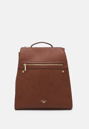 Sac à dos rectangulaire en cuir marron avec poignée supérieure, poche zippée horizontale à l'avant, et logo doré "Dune" sur le panneau inférieur avant.