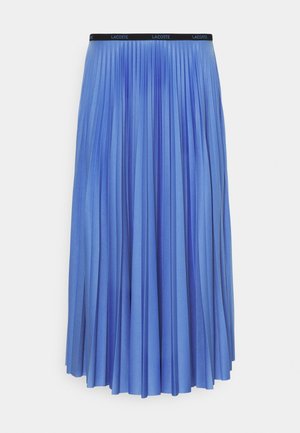Jupe midi plissée bleue avec une ceinture élastique noire présentant le logo blanc Lacoste répété.