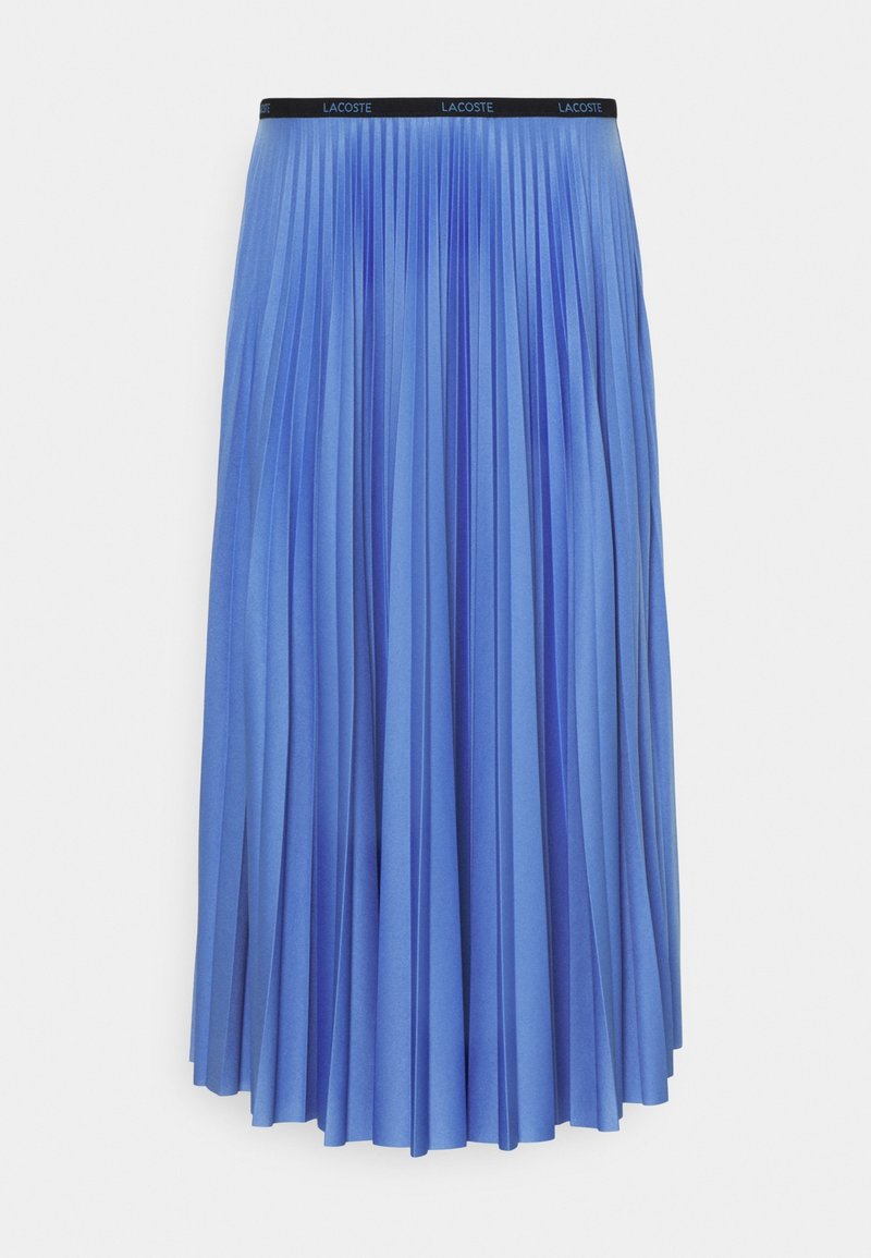 Jupe midi plissée bleue avec une ceinture élastique noire présentant le logo blanc Lacoste répété.