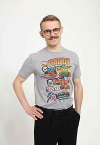 Šedé bavlněné tričko s barevnou grafikou Marvel Comics, včetně superhrdinů jako Spider-Man a Thor. Vydané s černými kalhotami.