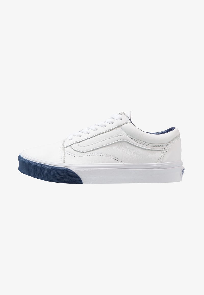 Sneaker di pelle bianca con profilo basso, punta rotonda, lacci bianchi e accenti in gomma blu scuro sulla parte anteriore e sul tallone.