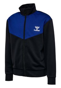 Chaqueta con cremallera negra y azul hecha de un tejido suave. Presenta un cuello alto, un panel superior en contraste y un logotipo bordado en el pecho.