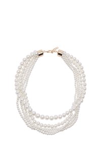 Naszyjnik z wielu białych pereł o różnej wielkości koralików, z zapięciem w kolorze złotym i regulowanym łańcuszkiem na białym tle.