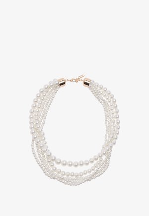 Naszyjnik z wielu białych pereł o różnej wielkości koralików, z zapięciem w kolorze złotym i regulowanym łańcuszkiem na białym tle.