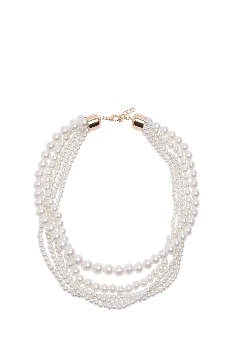 Naszyjnik z wielu białych pereł o różnej wielkości koralików, z zapięciem w kolorze złotym i regulowanym łańcuszkiem na białym tle.
