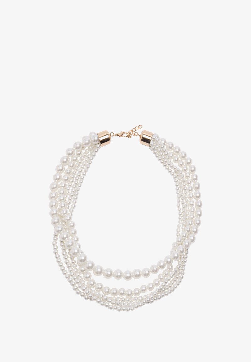 Naszyjnik z wielu białych pereł o różnej wielkości koralików, z zapięciem w kolorze złotym i regulowanym łańcuszkiem na białym tle.