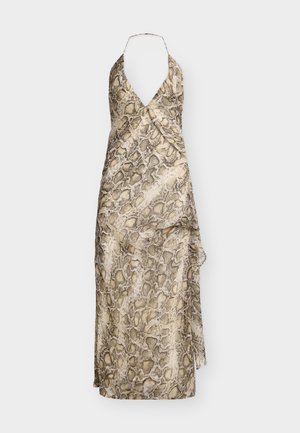 Robe maxi sans manches à col licou avec imprimé serpent beige et marron et détail de jupe asymétrique à couches.