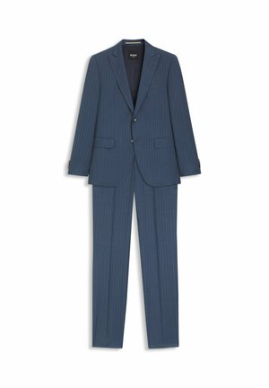 Garnitur w granatowym kolorze w prążki, składający się z dwukombinacyjnej marynarki z klapami typu notch, bocznymi kieszeniami oraz dopasowanych spodni o prostym kroju.