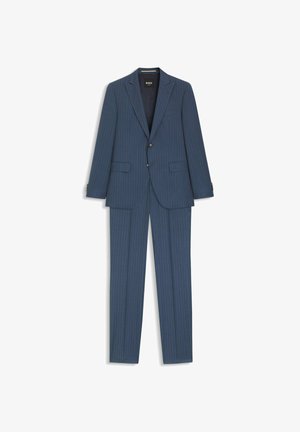 Marineblauw krijtstreeppak met een colbert met twee knopen, revers met inkeping, zijzakken en bijpassende broek met een rechte pijpvorm.