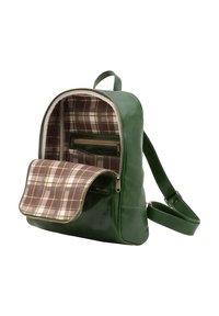 Zaino in pelle verde con interno a scacchi, dotato di tasca con zip e pattina frontale. Texture liscia e forma strutturata.