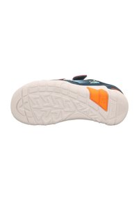Blauer Sport-Schuhsohle mit einer strukturierten weißen Gummibasis, die ein orangefarbenes Akzentband und eine Größenanzeige aufweist. Klettverschlüsse oben.