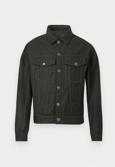 Jachetă din denim neagră cu mâneci lungi, două buzunare la piept și cusături portocalii proeminente pe șlițuri și placket-ul butoanelor.