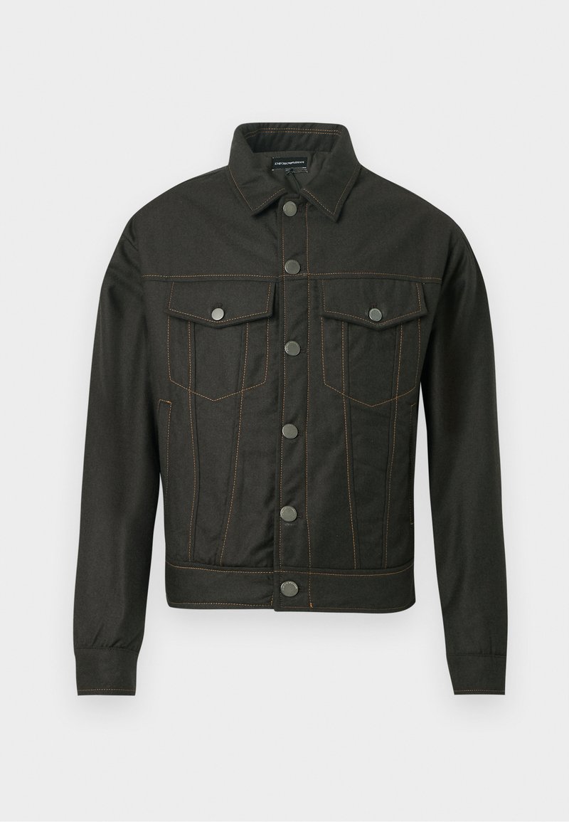 Sort denimjakke med lange ærmer, to brystlommer og fremtrædende orange syninger langs sømmene og knapstolpen.