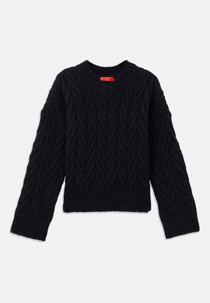 Schwarzer Strickpullover mit V-Ausschnitt, der ein Kabelmuster sowie gerippte Bündchen und Saum aufweist. Aus einem strukturierten Garn für zusätzliche Wärme gefertigt.