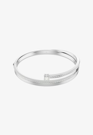 Srebrna bransoletka typu bangle z rzędem małych, przezroczystych kamieni szlachetnych i jednym większym, centralnym kamieniem w minimalistycznym, nowoczesnym stylu.