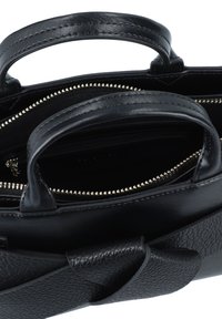 Schwarze Lederhandtasche mit zwei oberen Traggriffen, Reißverschlussfächern und einem strukturierten unteren Bereich. Mit Hardware und Nähten in goldfarbenem Ton.