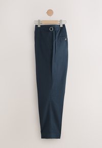Pantalon bleu marine suspendu à un cintre en bois. Comprend une boucle de ceinture, des accents cousus et une poche latérale. Texture de tissu lisse.