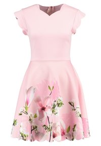 Robe rose avec des manches courtes à volants, décolleté en V, corsage ajusté, jupe évasée et un imprimé floral avec des magnolias et des fleurs.