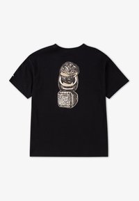 Tricou negru din bumbac cu un grafic reprezentând trei inele de campionat metalice pe spate, care evidențiază detalii și texturi intricate.