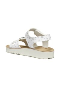 Sandali bianchi con motivi di stelle argentate, plantare morbido, design sportivo, cinturini regolabili e una spessa suola bianca per un comfort extra.