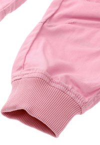 Różowa bawełniana bluza z rękawem i ribbowym wykończeniem, charakteryzująca się gładką teksturą i elastycznym wykończeniem, podkreślająca prosty, casualowy styl.