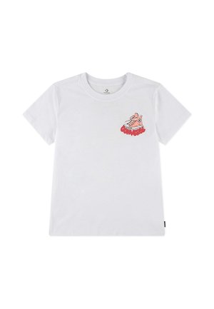 T-shirt bianca a maniche corte con una piccola grafica di una sneaker alta rosa Converse e testo rosso Converse sul petto sinistro.
