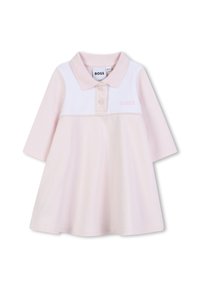 Robe polo rose clair à manches longues, col blanc et patte de boutons. Présente le logo "BOSS" en rose clair sur la poitrine. Tissu en coton doux.