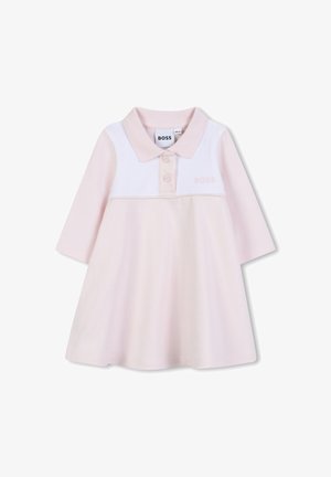 Robe polo rose clair à manches longues, col blanc et patte de boutons. Présente le logo "BOSS" en rose clair sur la poitrine. Tissu en coton doux.