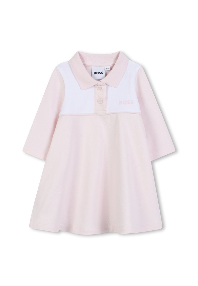 Robe polo rose clair à manches longues, col blanc et patte de boutons. Présente le logo "BOSS" en rose clair sur la poitrine. Tissu en coton doux.