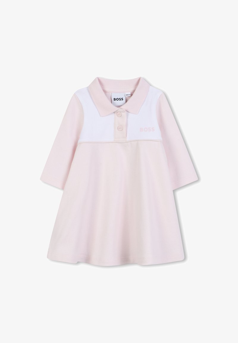 Robe polo rose clair à manches longues, col blanc et patte de boutons. Présente le logo "BOSS" en rose clair sur la poitrine. Tissu en coton doux.