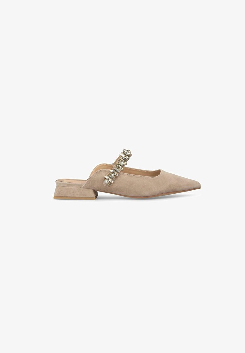 Scarpa slip-on in suede beige con punta affusolata e tacco a blocco piccolo, caratterizzata da una fascia decorativa con accenti di gemme trasparenti.