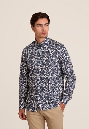 Langsleeve overhemd met een marineblauw en wit abstract bladerenpatroon, gemaakt van katoen, met een klassieke kraag en reguliere pasvorm.