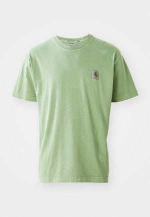 T-shirt en coton vert clair avec un col rond, des manches courtes et une petite étiquette de marque carrée sur la poitrine gauche. Texture douce.