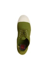 Sneaker verde in tela con punta in gomma bianca, occhielli in metallo e lacci rotondi; suola piatta con pattern testurizzato.