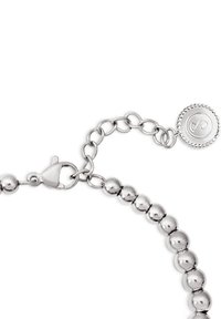 Bracelet en perles d'argent avec un fermoir mousqueton et une chaîne d'extension. Surface polie avec un charme rond affichant un motif en relief.