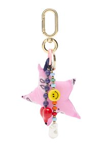Różowy brelok do kluczy w kształcie gwiazdy z wzorami kwiatowymi, ozdobiony kolorowymi koralikami, w tym uśmiechniętą buźką, sercem i przezroczystym wisiorkiem, przypięty złotą metalową zawieszką.