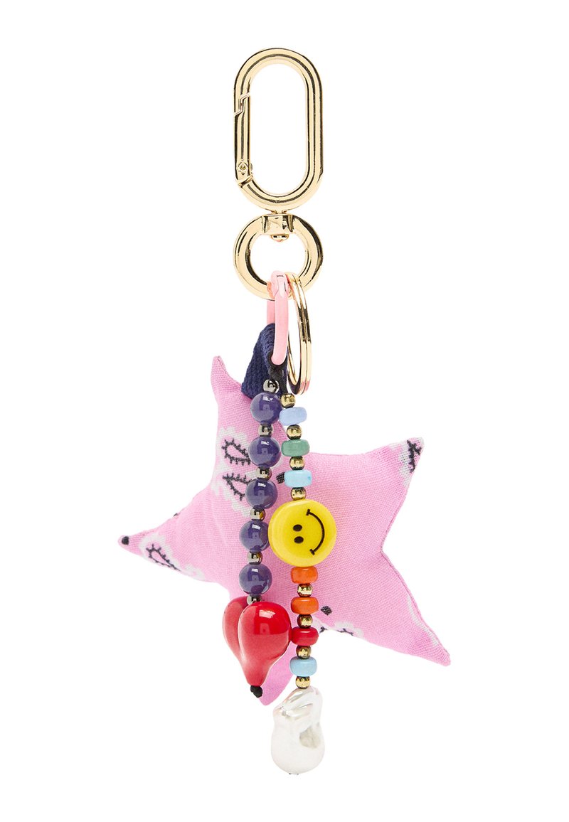 Różowy brelok do kluczy w kształcie gwiazdy z wzorami kwiatowymi, ozdobiony kolorowymi koralikami, w tym uśmiechniętą buźką, sercem i przezroczystym wisiorkiem, przypięty złotą metalową zawieszką.