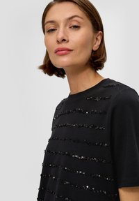 s.Oliver BLACK LABEL MIT PAILLETTEN - T-shirt print - schwarz