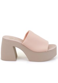 Mules à plateforme roses avec un large dessus doux et un talon beige angulaire et chunky. Texture lisse avec un design minimaliste et bout ouvert.