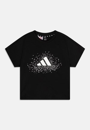 Camiseta de algodón negra de manga corta, con un logo de Adidas blanco rodeado de un patrón estrellado. Cuello redondo, corte relajado.