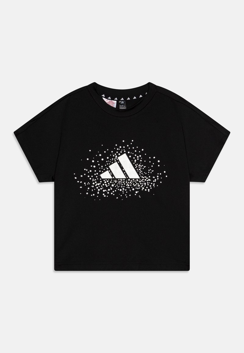 Μαύρο βαμβακερό t-shirt με κοντά μανίκια, που διαθέτει ένα λευκό λογότυπο Adidas περιτριγυρισμένο από ένα αστερισμό. Στρογγυλή λαιμόκοψη, άνετη εφαρμογή.