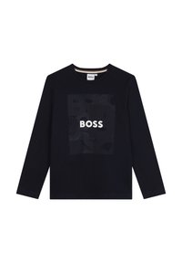 Marineblauwe langerm T-shirt van katoen met een centraal grafisch ontwerp met het woord "BOSS" in het wit, tegen een gestructureerde achtergrond.