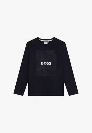 T-shirt a maniche lunghe di colore navy in cotone, con una grafica centrale che presenta la parola "BOSS" in bianco, su uno sfondo testurizzato.